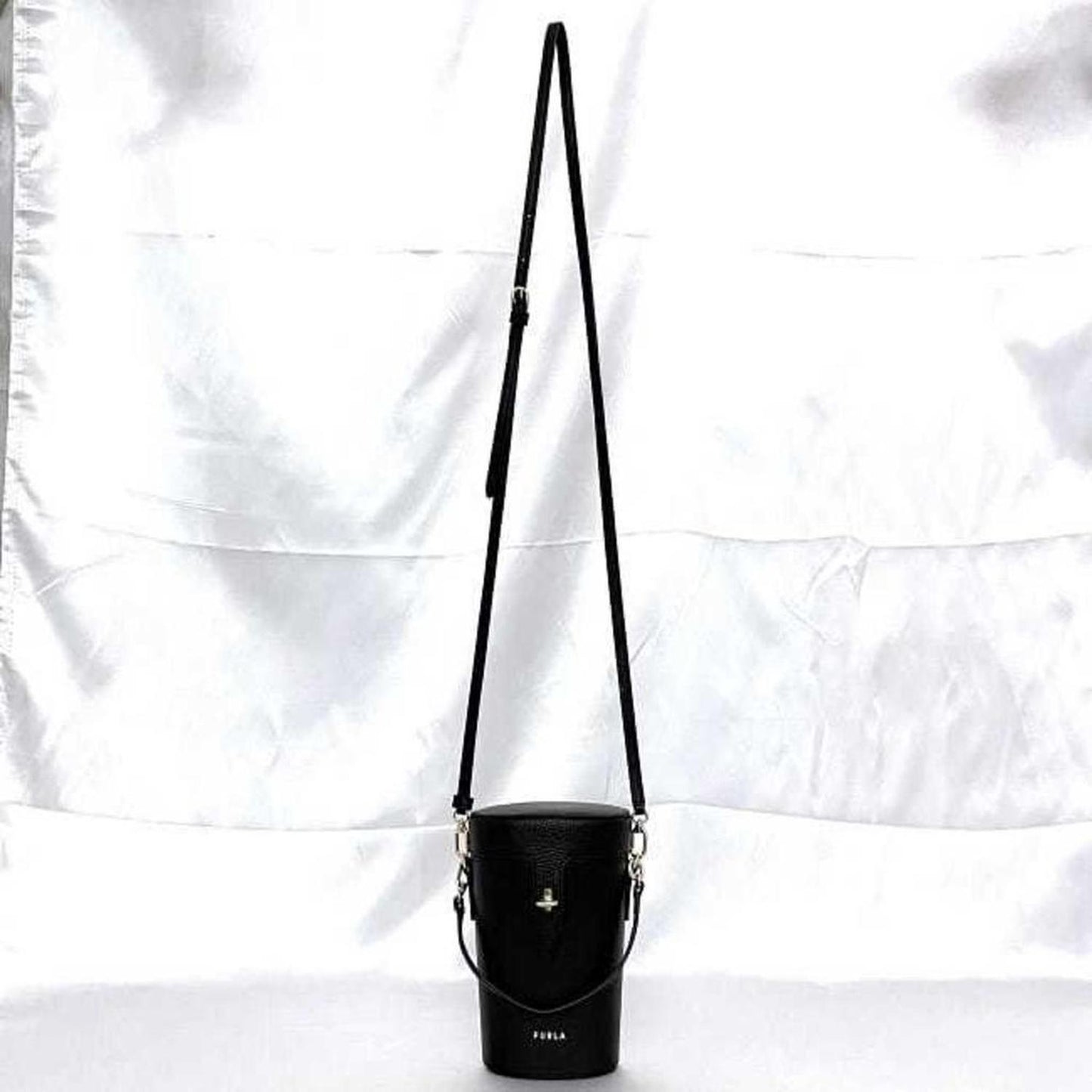 Leather Shoulder Bag (Pre-Owned)