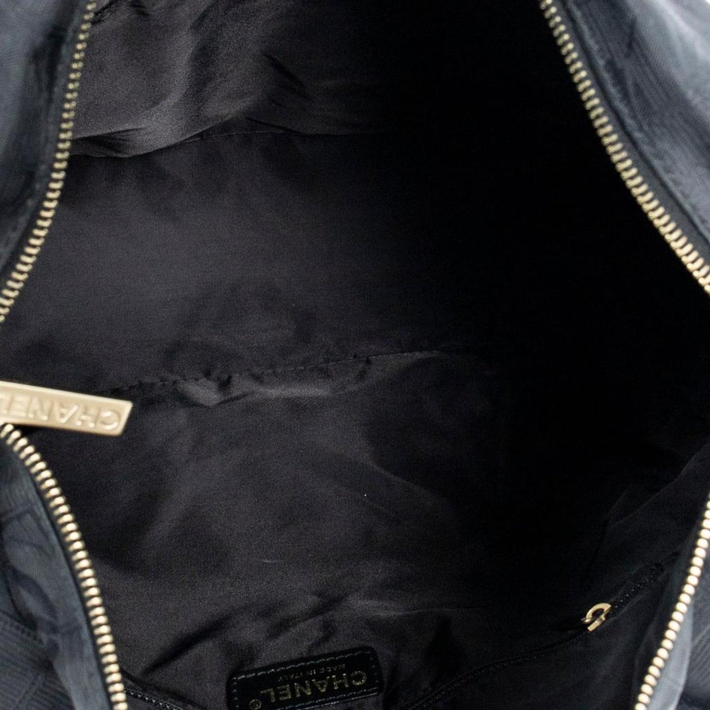 Large Travel Line Square Zip Tote
