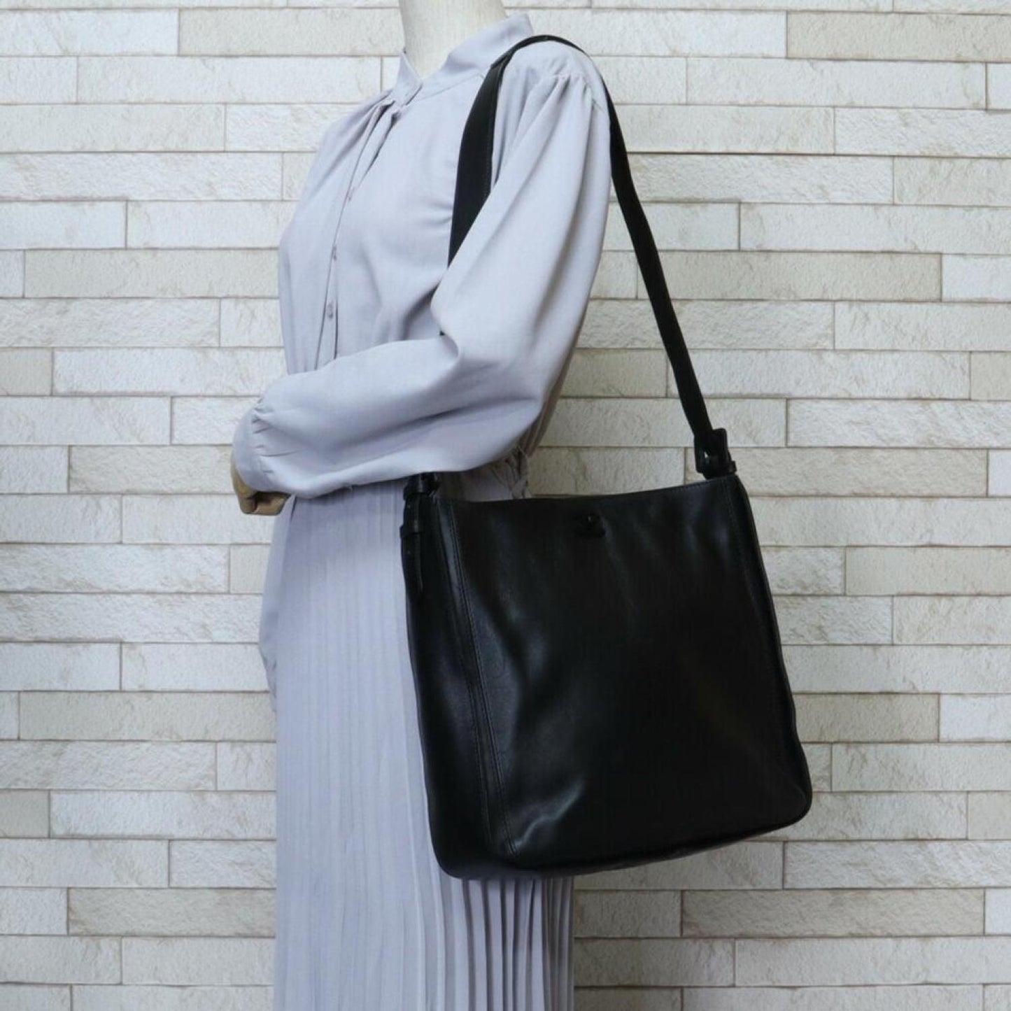 Chanel Leather Shoulder Bag (Pre-Owned)