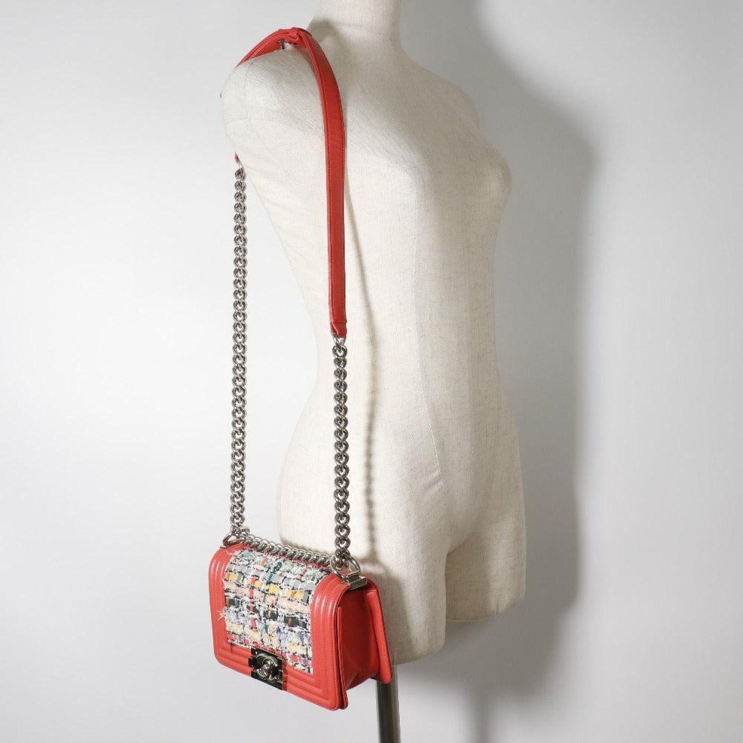 Chanel Boy Leather Shoulder Bag (Pre-Owned)