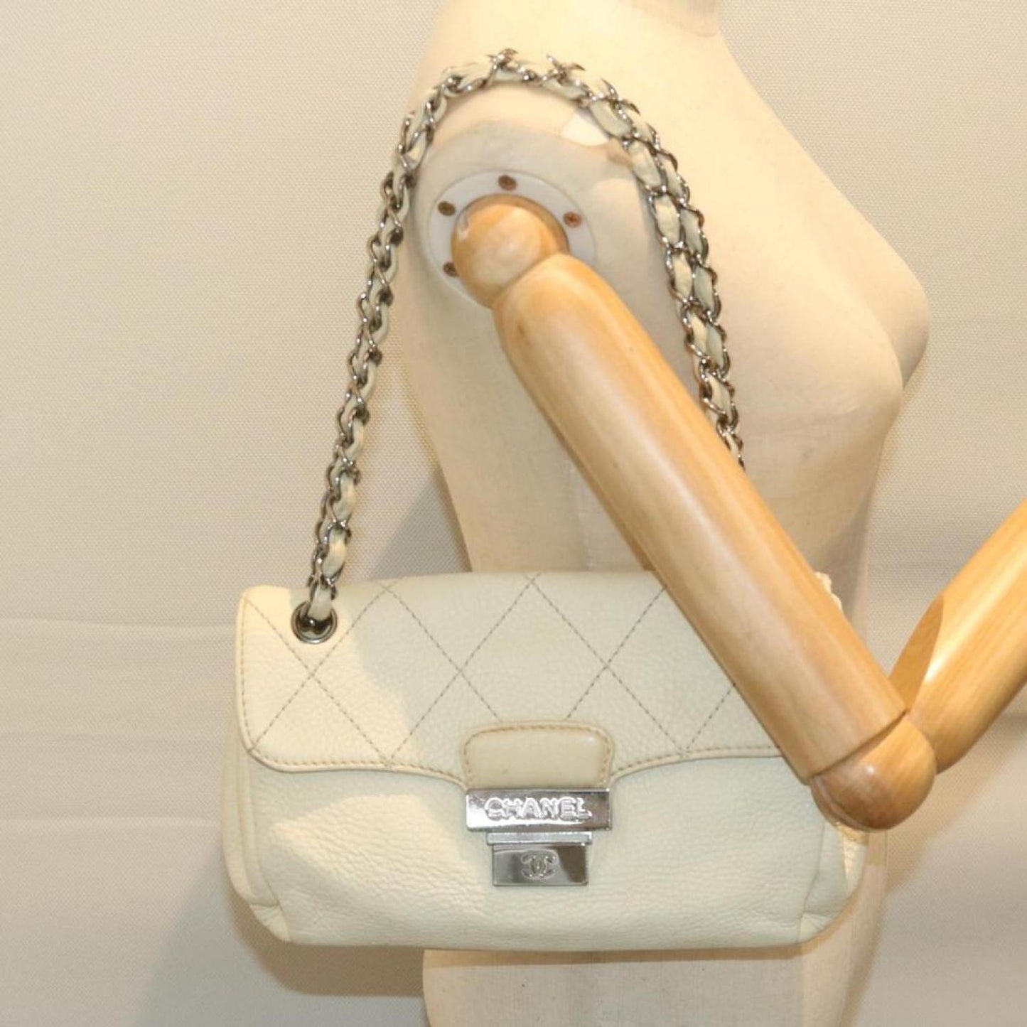 Chanel Flap Bag Leather Shoulder Bag (Pre-Owned)