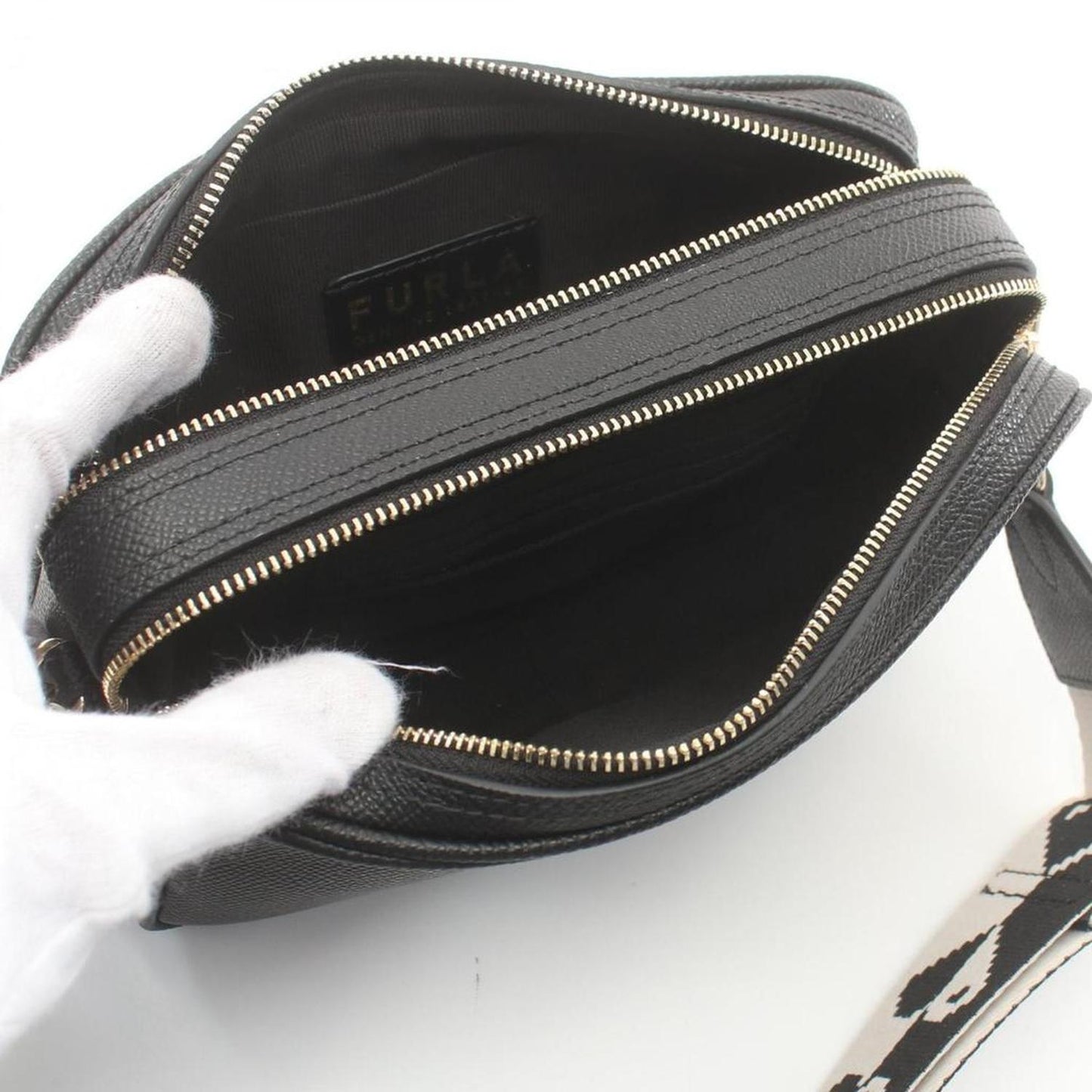 Leather Shoulder Bag (Pre-Owned)