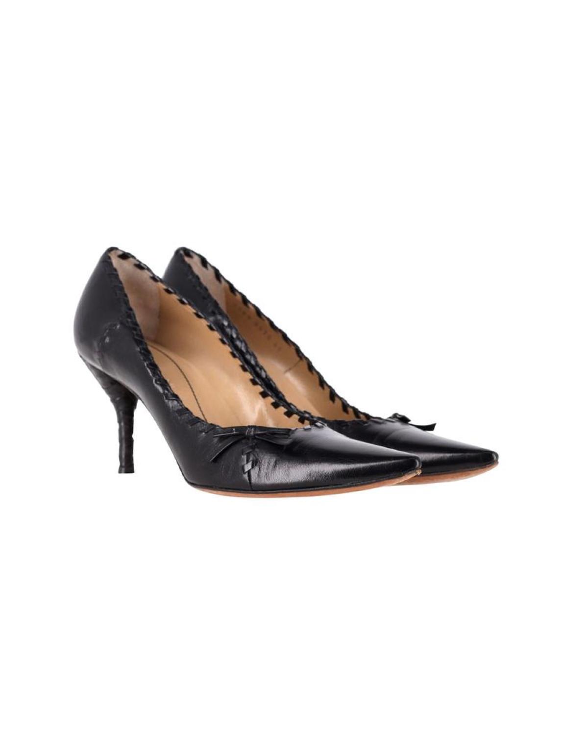 Saint Laurent Court Shoe Pumps with Overstitch in Black Leather