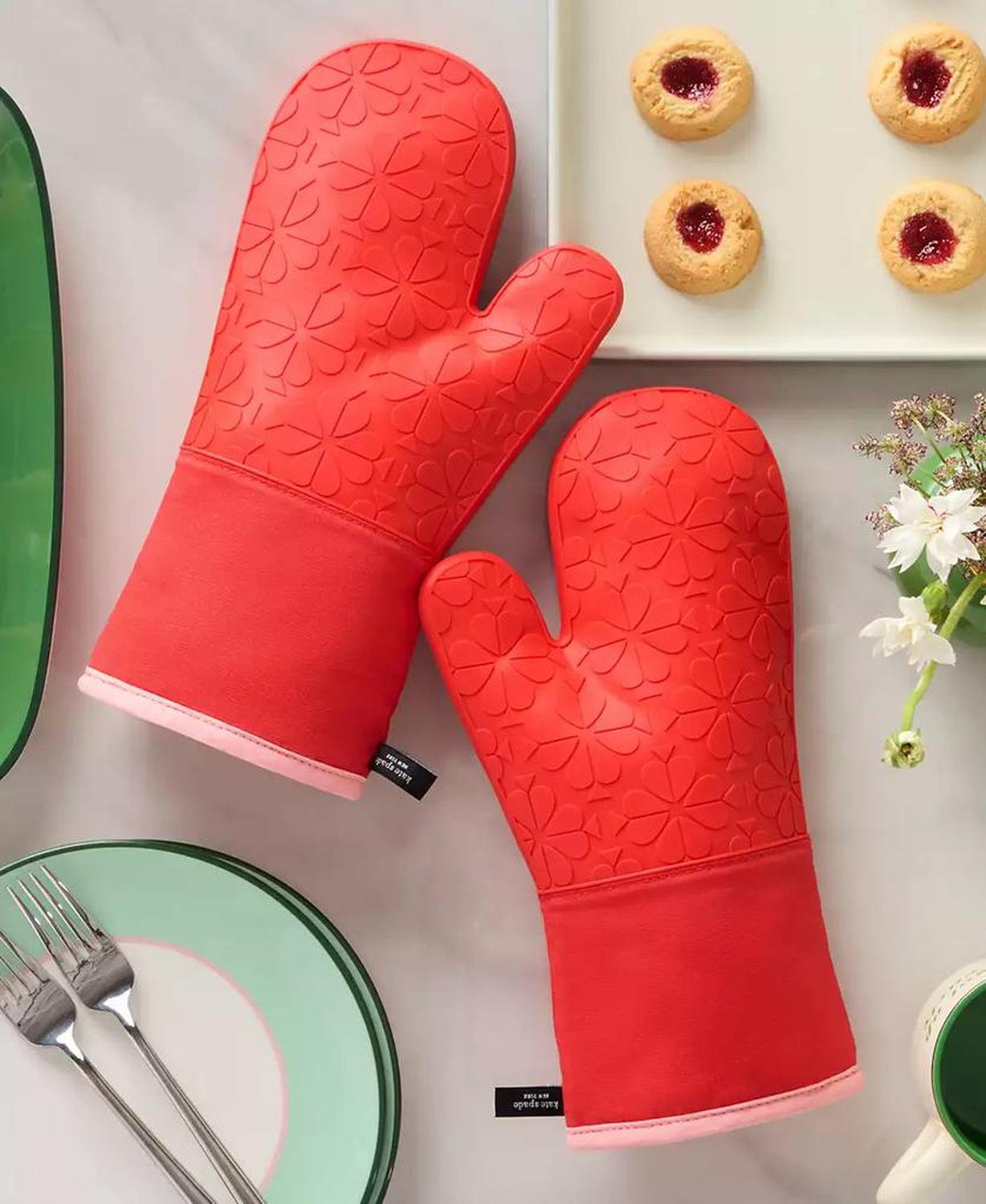 Spade Flower Soft Silicone Oven Mitt Set, 7" x 13"