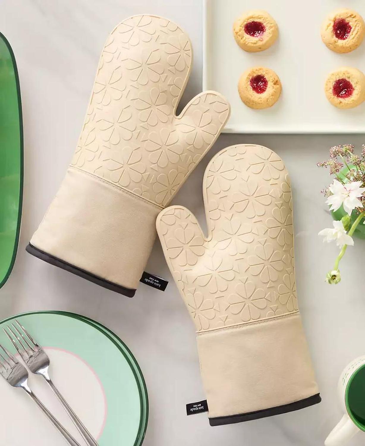 Spade Flower Soft Silicone Oven Mitt Set, 7" x 13"