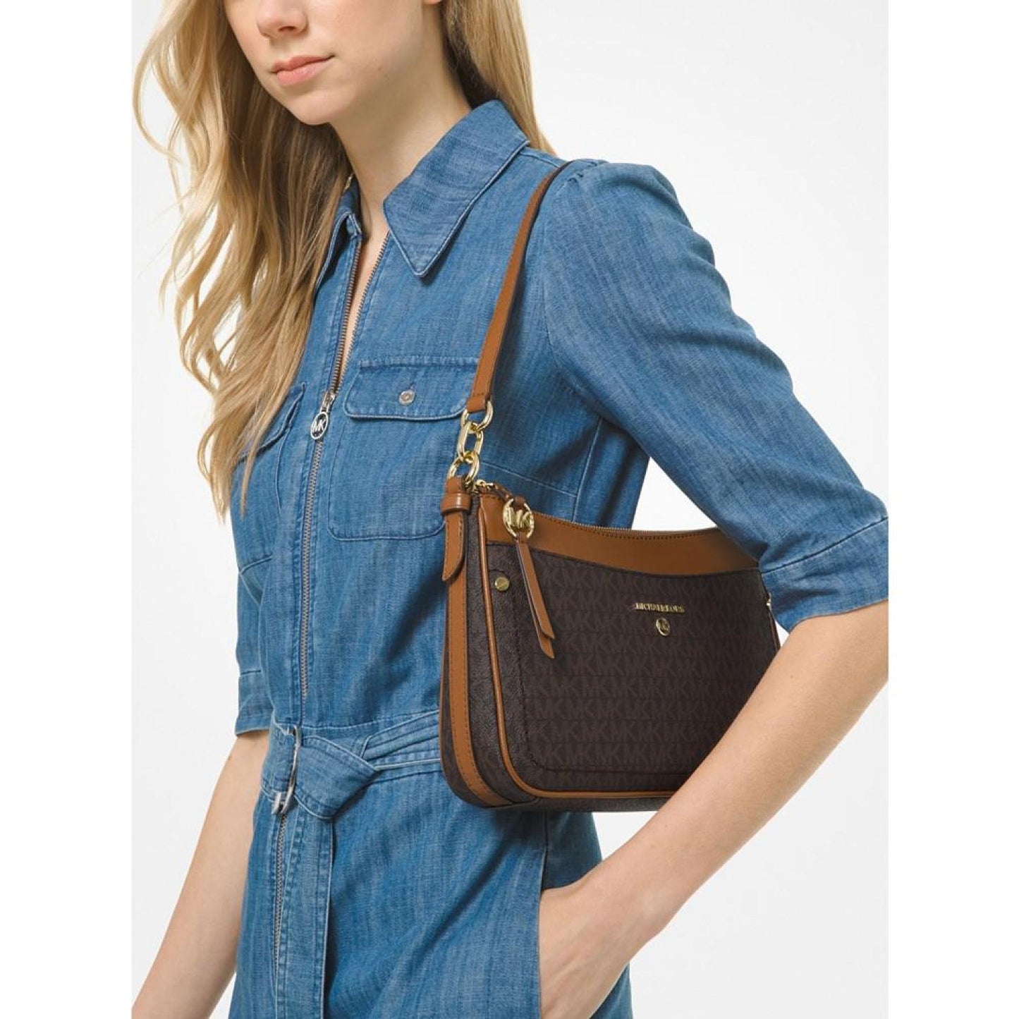 Logo Jet Set Charm Top Zip Pochette Shoulder Bag